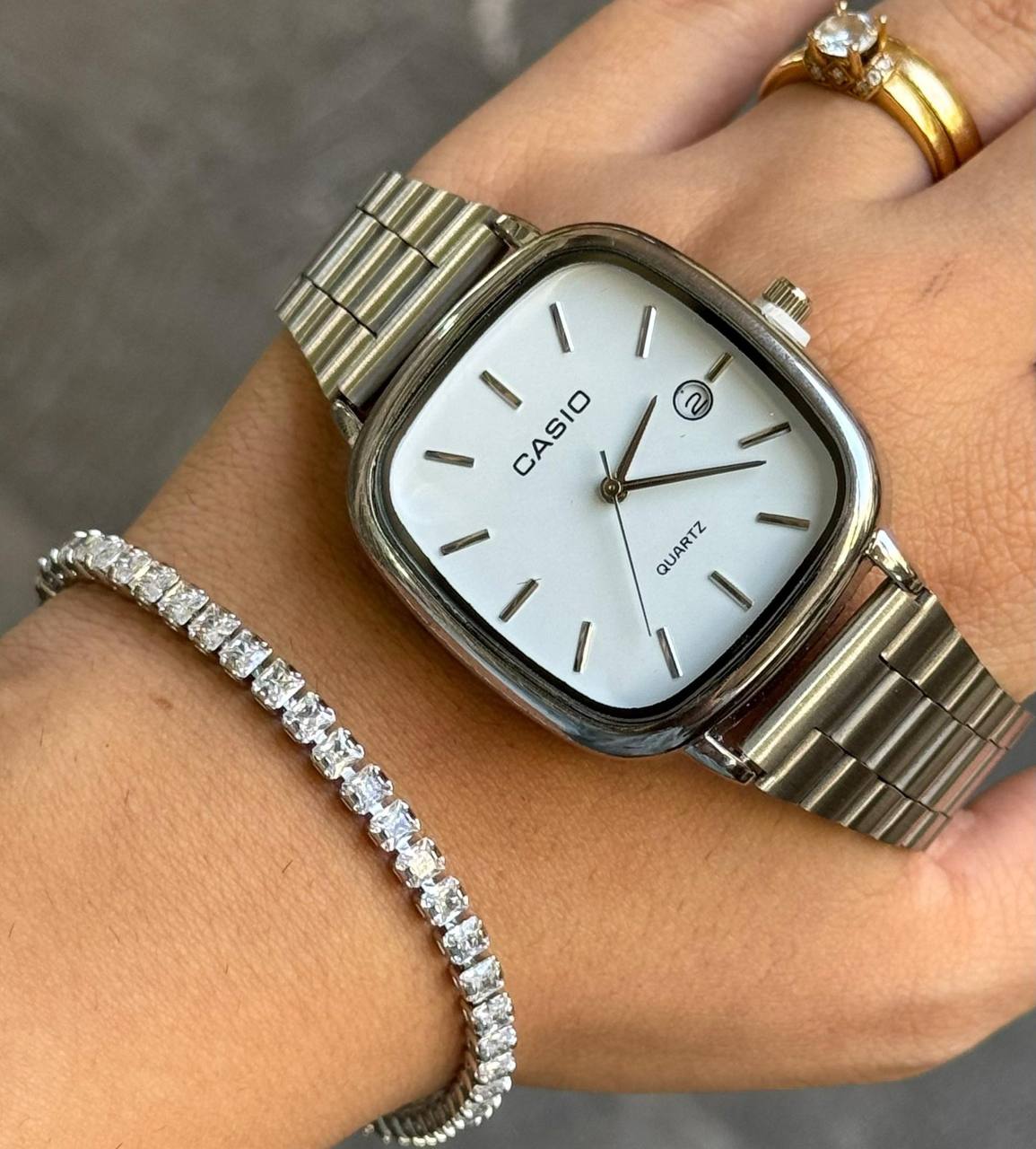 ساعت مچی زنانه و مردانه کاسیو صفحه مربعی سفید بند نقره ایی استیل شیک و خاص پسند عقربه نقره ایی ضدآب